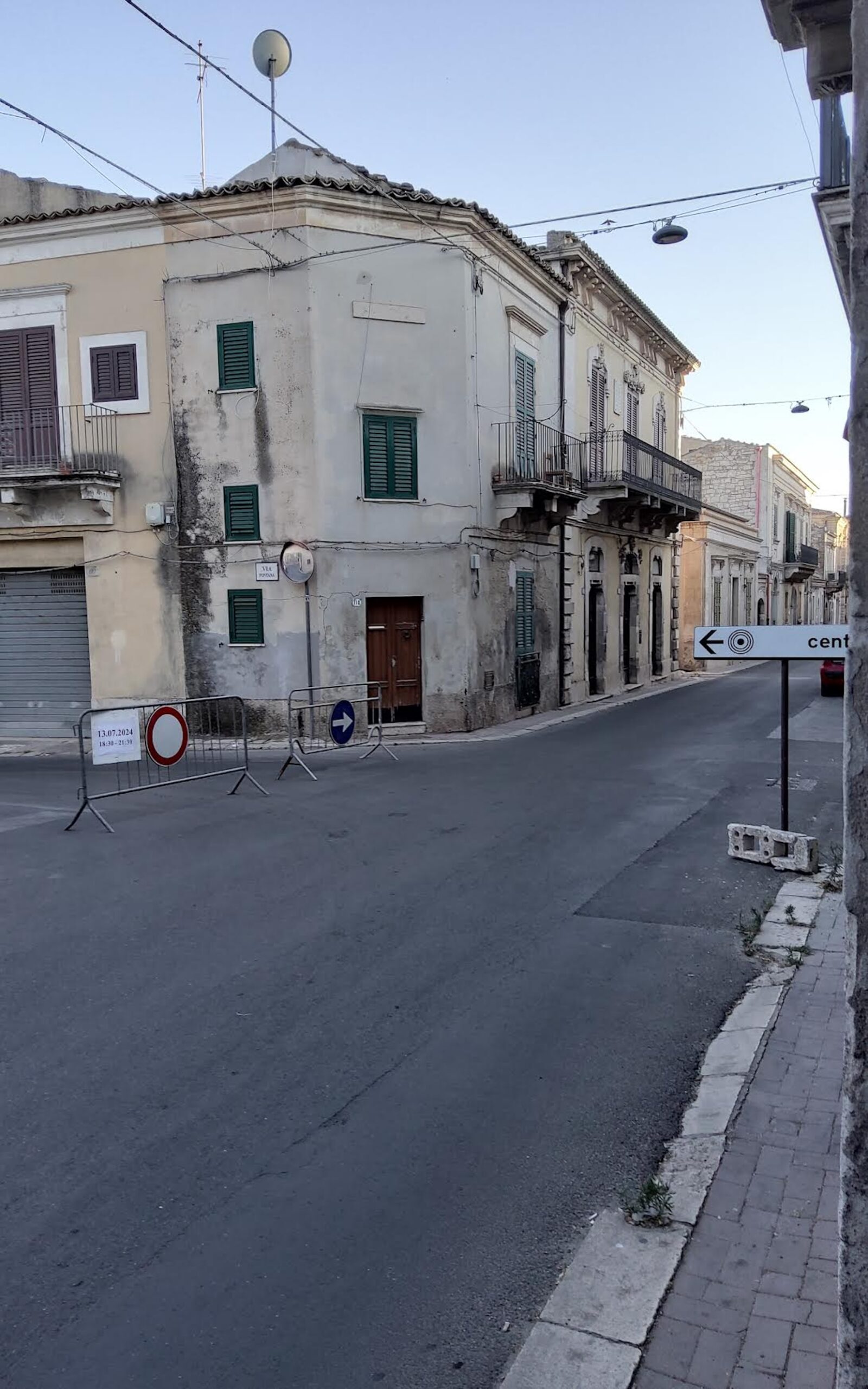 Indicazioni stradali incomprensibili a Modica Alta