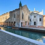 Abbazia millenaria venduta a Venezia tra 007 e la Biennale