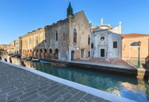 Abbazia millenaria venduta a Venezia tra 007 e la Biennale