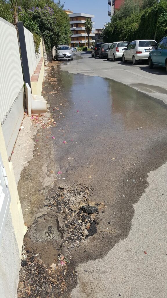 La solita perdita d'acqua in via Risorgimento a Modica