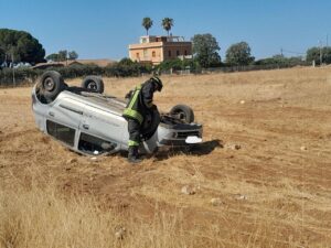 Donna su una Clio si ribalta a Pedalino