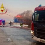 Catania, container con batterie al litio va a fuoco al porto