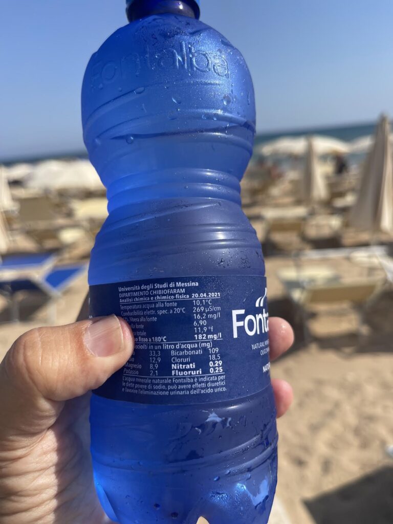 La mia cara bottiglietta d'acqua a 2 euro a Playa Grande