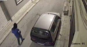 Bruciavano auto tra Rosolini e Ispica, traditi dai filmati