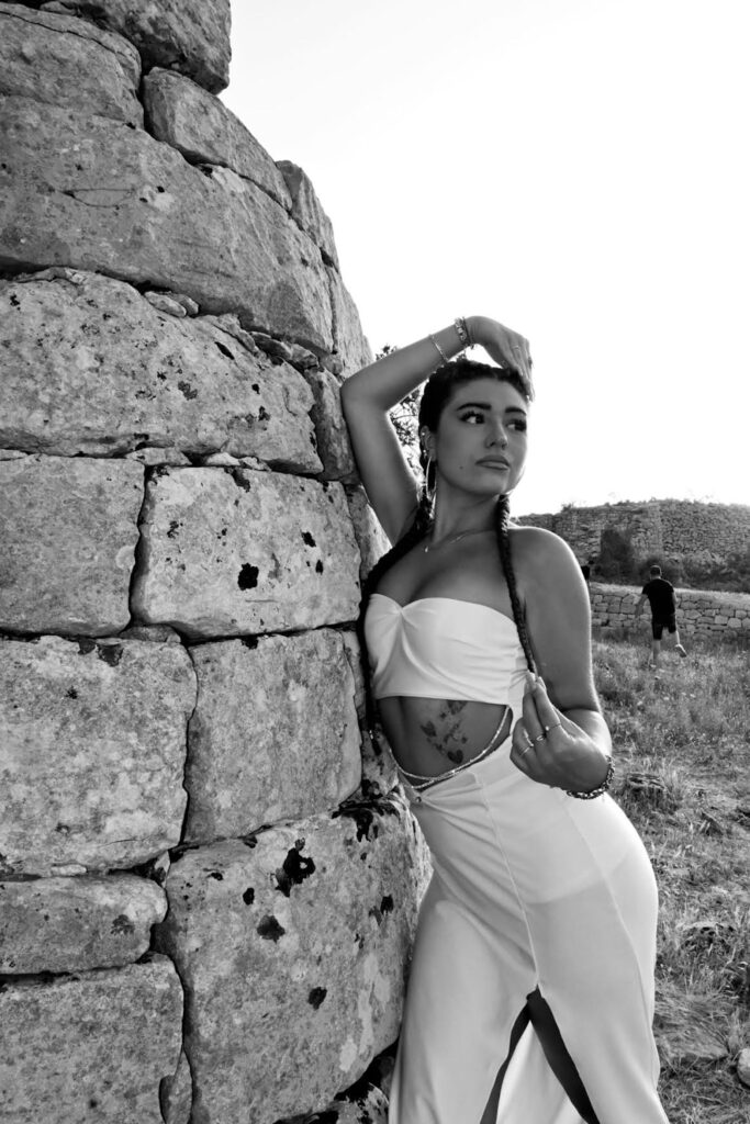 Gioia Nigro sfila nella scalinata della Cattedrale di Noto