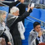 Mattarella sotto la pioggia a Parigi