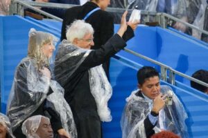 Mattarella sotto la pioggia a Parigi. VIDEO