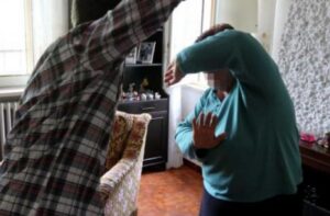 Comiso, maltrattava i genitori, divieto di avvicinamento