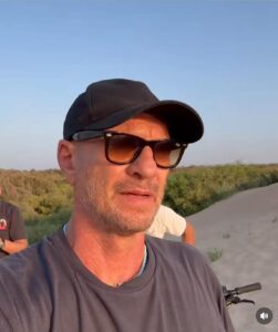 Biagio Antonacci torna in vacanza nel ragusano e va in bici