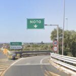 Incendio in autostrada all'altezza di Noto