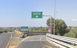 Incendio in autostrada all'altezza di Noto