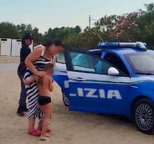 Bimba ucraina si perde sulla spiaggia della Plaia