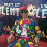 Mister Max fa la parodia di Sesso e Samba: mal di panza