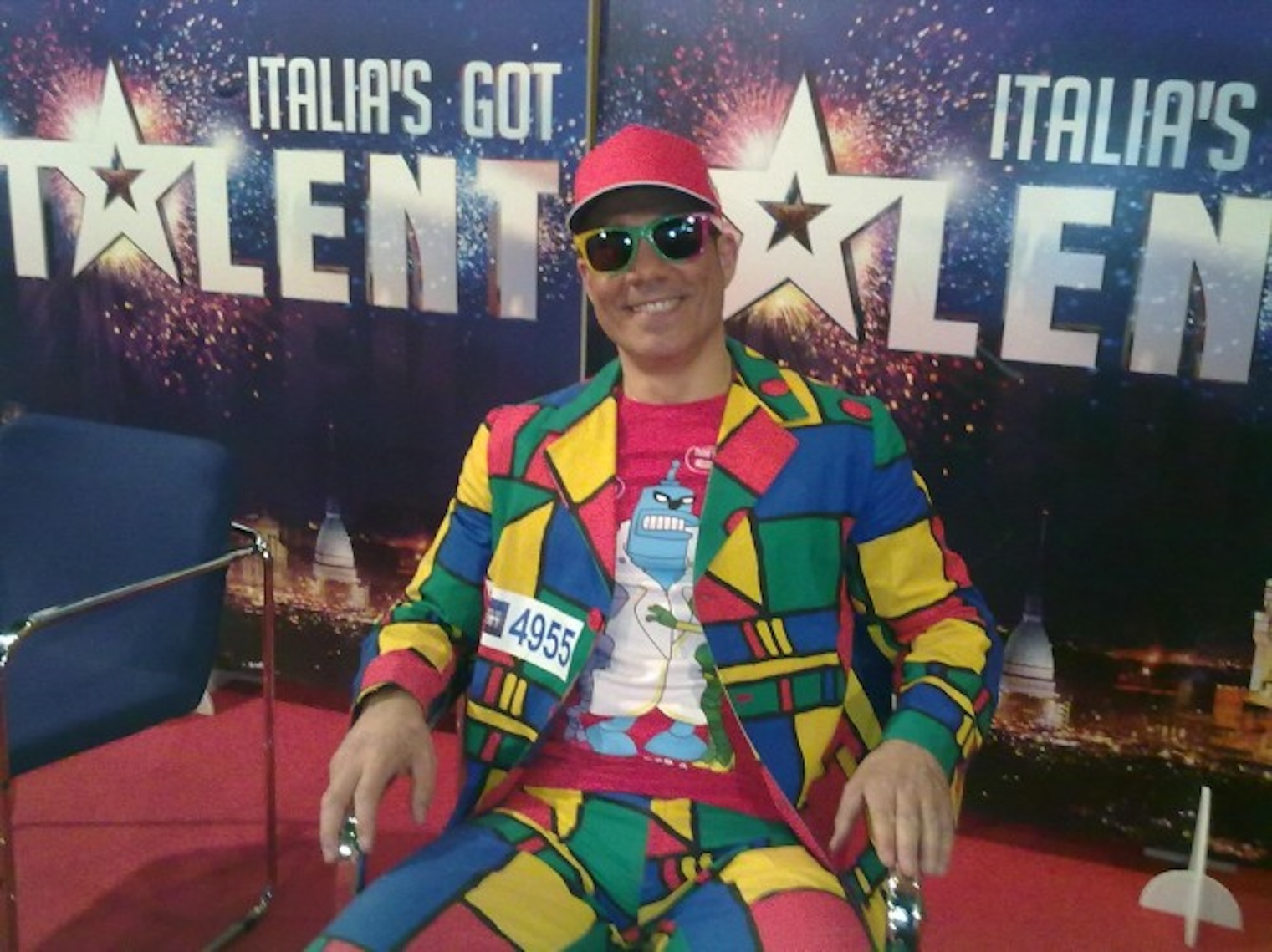 Mister Max fa la parodia di Sesso e Samba: mal di panza Mister Max fa la parodia di Sesso e Samba: mal di panza