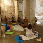 Lo yoga nella roccia a Modica