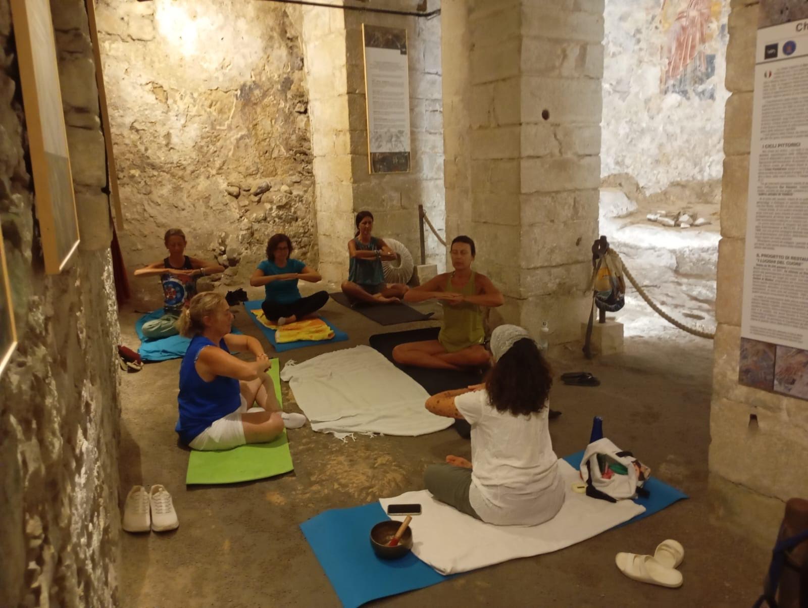 Lo yoga nella roccia a Modica