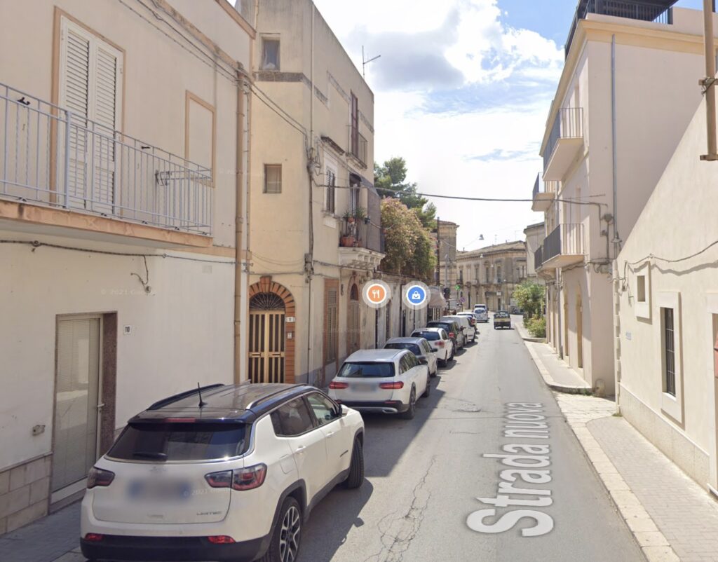 Il maghrebino che zizgagava con lo scooter mi ha sferrato un pugno sul cofano