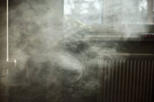 Modica, ammassa rifiuti nella vasca da bagno e li incendia