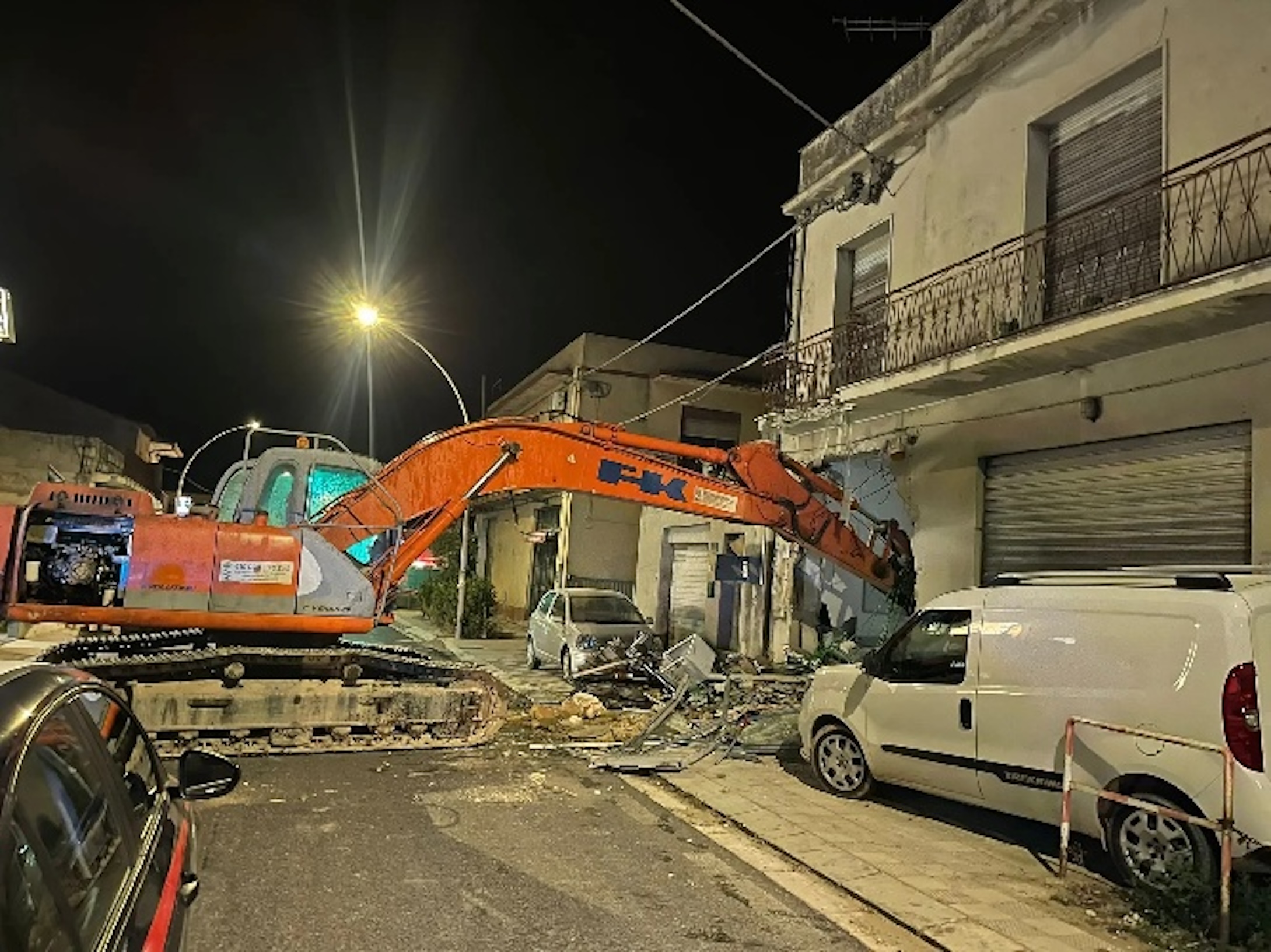 Assalto con escavatore alle Poste, bottino di 45 mila euro