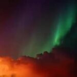 Islanda: l’aurora boreale brilla sopra l’eruzione vulcanica