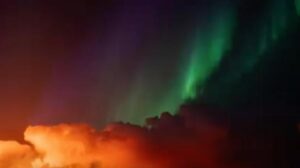 Islanda: l’aurora boreale brilla sopra l’eruzione vulcanica