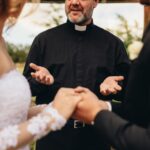 Tradisce marito con il prete che ha celebrato le nozze tre mesi prima