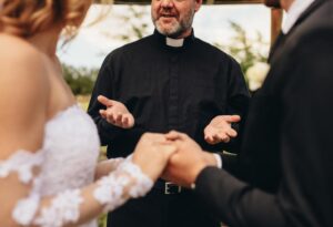 Tradisce marito con il prete che ha celebrato le nozze tre mesi prima