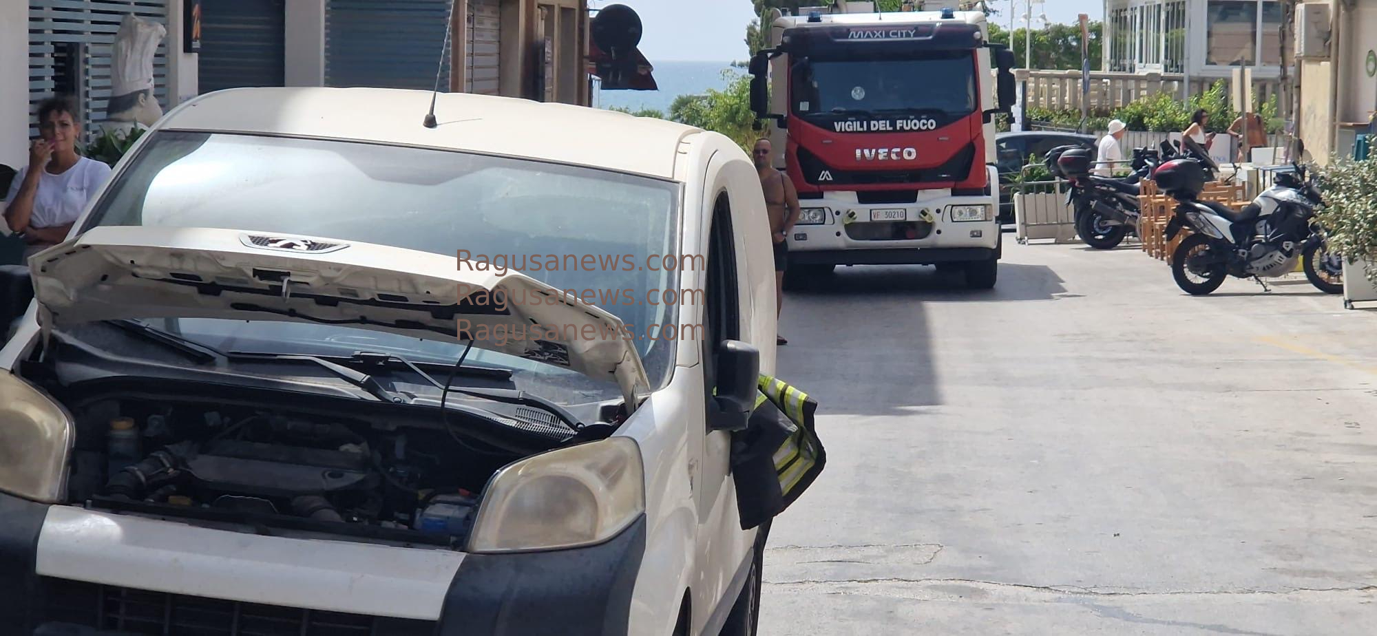 Marina di Modica, gattino intrappolato nel cofano, arrivano i pompieri