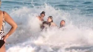 Marina di Modica, giovane donna salvata da annegamento
