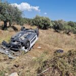 Cappotta un'auto con due giovani a bordo sulla Modica-mare