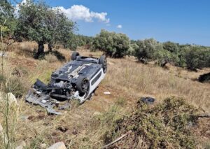 Cappotta un'auto con due giovani a bordo sulla Modica-mare