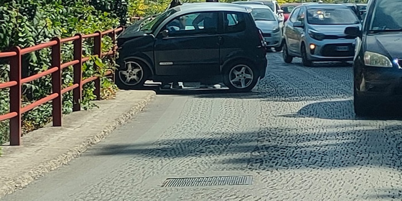 Minicar con due ragazzine si schianta contro il guardrail a Modica