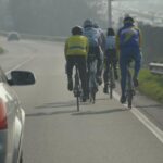 Ciclista in mezzo alla strada picchia automobilista che lo rimprovera