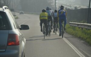 Ciclista in mezzo alla strada picchia automobilista che lo rimprovera