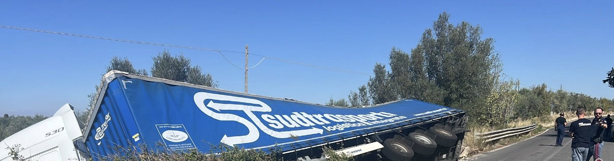 Si ribalta un autoarticolato a Chiaramonte, un ferito