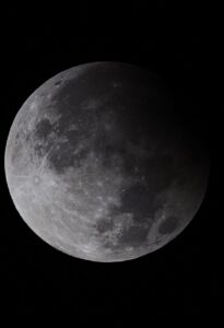 Eclissi di luna all'8% a Punta Braccetto