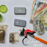 La droga nelle mutande, e la tavola imbandita di stupefacenti