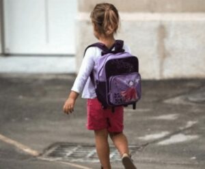 Paura per una bambina colpita alla testa da un calcinaccio a scuola