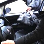 Comiso, le ruba la borsa e l'auto, beccato