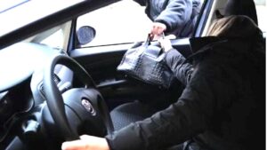 Comiso, le ruba la borsa e l'auto, beccato