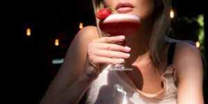 Ragazza beve cocktail e va in coma, qualcuno ha messo droga nel bicchiere