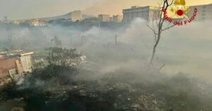 Spento l'incendio limitrofo al cimitero di Catania