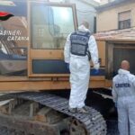 Rubano il bancomat con un escavatore, preso un catanese