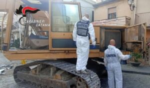 Rubano il bancomat con un escavatore, preso un catanese