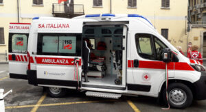 Mette la retromarcia, investe e uccide la moglie