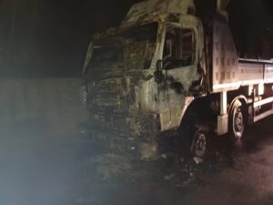 Camion va a fuoco sulla Palermo-Catania, autista miracolato