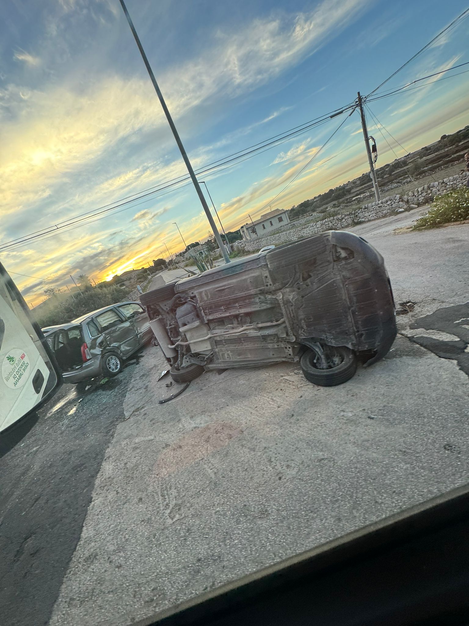 Modica. Scontro fra tre veicoli. Due cappottano