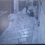 Calci e pugni in via Grimaldi a Modica, il VIDEO del degrado