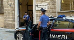 Bimba entra al bar e chiede aiuto: Chiamate i carabinieri, papà ci picchia