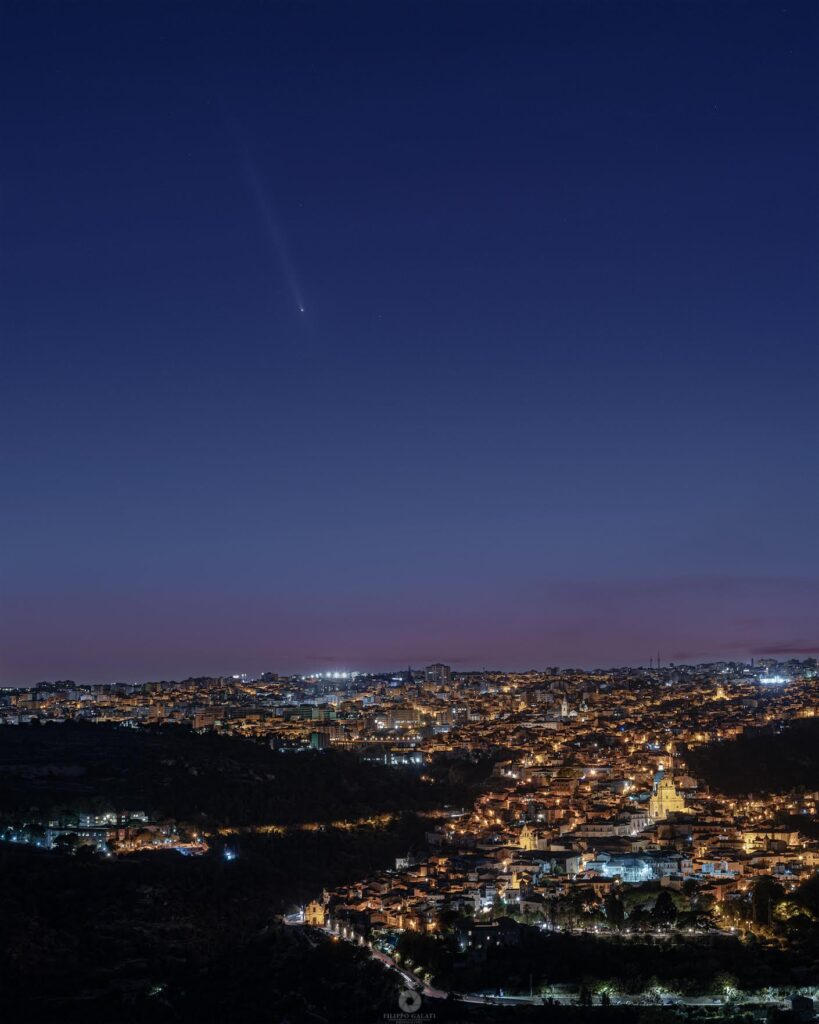 La cometa Atlas su Ragusa Ibla